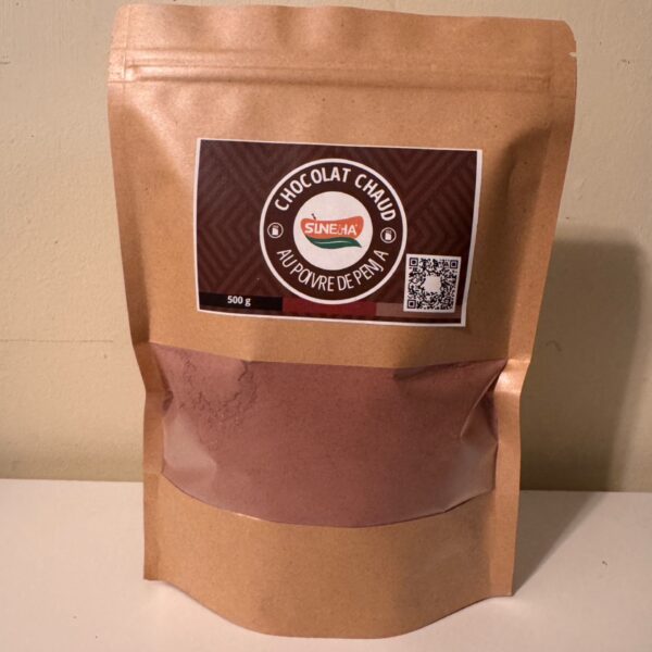 alt="Sachet kraft 500 g de chocolat chaud SINEHA au poivre de Penja, fenêtre transparente et étiquette logo"